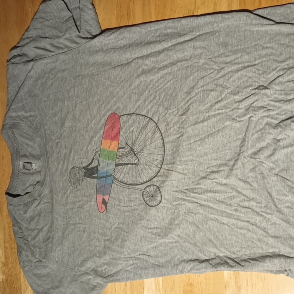 gray t shirt